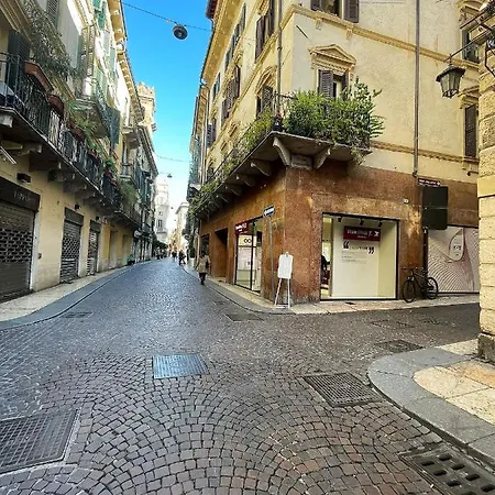 Magnolia Home - Piazza Delle Erbe Verona Exterior photo
